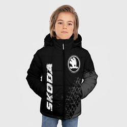 Куртка зимняя для мальчика Skoda speed на темном фоне со следами шин: символ, цвет: 3D-черный — фото 2