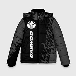 Зимняя куртка для мальчика Daewoo speed на темном фоне со следами шин: по-вер