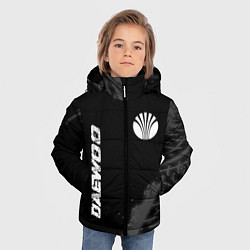 Куртка зимняя для мальчика Daewoo speed на темном фоне со следами шин: надпис, цвет: 3D-черный — фото 2