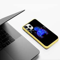 Чехол iPhone 11 Pro матовый Космический Скорпион, цвет: 3D-желтый — фото 2