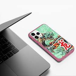 Чехол iPhone 11 Pro матовый Изумрудный дракон, цвет: 3D-малиновый — фото 2