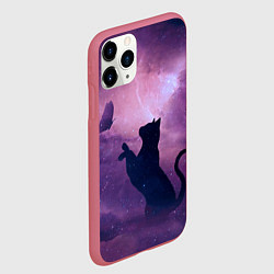 Чехол iPhone 11 Pro матовый Кошка играет с бабочкой, цвет: 3D-малиновый — фото 2
