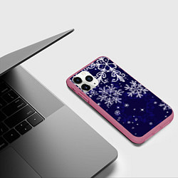 Чехол iPhone 11 Pro матовый Новогодние снежинки, цвет: 3D-малиновый — фото 2