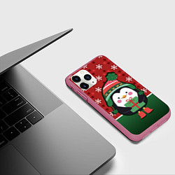 Чехол iPhone 11 Pro матовый Пингвин Новый год, цвет: 3D-малиновый — фото 2