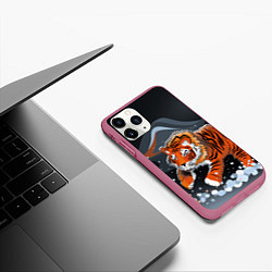 Чехол iPhone 11 Pro матовый АМУРСКИЙ ТИГР, цвет: 3D-малиновый — фото 2