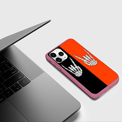 Чехол iPhone 11 Pro матовый Ладошки скелета, цвет: 3D-малиновый — фото 2