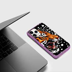 Чехол iPhone 11 Pro матовый Амурский тигр и снегопад, цвет: 3D-фиолетовый — фото 2
