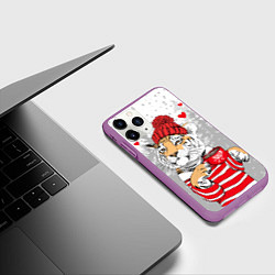 Чехол iPhone 11 Pro матовый Тигр с чашкой кофе, цвет: 3D-фиолетовый — фото 2
