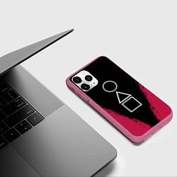 Чехол iPhone 11 Pro матовый Игра в кальмара: Фигуры игры, цвет: 3D-малиновый — фото 2