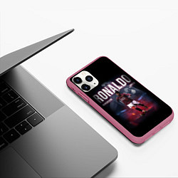 Чехол iPhone 11 Pro матовый РОНАЛДУ ГЕРОЙ МАНЧЕСТЕРА, цвет: 3D-малиновый — фото 2