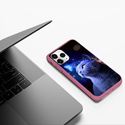 Чехол iPhone 11 Pro матовый КОТ И ГОЛУБАЯ БАБОЧКА, цвет: 3D-малиновый — фото 2