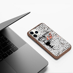 Чехол iPhone 11 Pro матовый Banksy Девочка в Противогазе Бэнкси, цвет: 3D-коричневый — фото 2