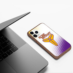 Чехол iPhone 11 Pro матовый Коби Брайант Lakers Абстракция, цвет: 3D-коричневый — фото 2