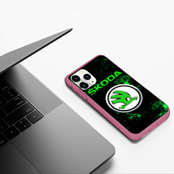 Чехол iPhone 11 Pro матовый SKODA - ЗЕЛЕНЫЕ БРЫЗГИ, цвет: 3D-малиновый — фото 2