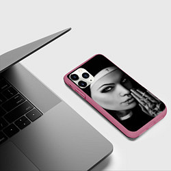 Чехол iPhone 11 Pro матовый Готическая монашка с татуировкой Страсть, цвет: 3D-малиновый — фото 2
