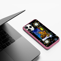Чехол iPhone 11 Pro матовый Новый год белка смотрит на часы, цвет: 3D-малиновый — фото 2
