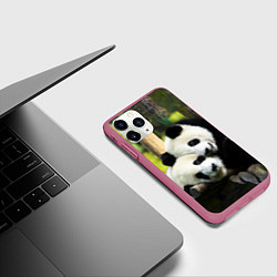 Чехол iPhone 11 Pro матовый Влюблённые панды, цвет: 3D-малиновый — фото 2