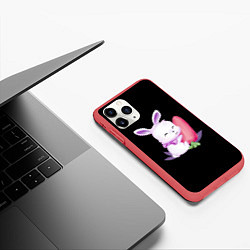 Чехол iPhone 11 Pro матовый Крольчонок с большой морковкой на чёрном фоне, цвет: 3D-красный — фото 2