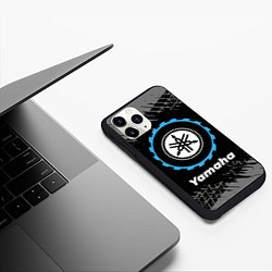 Чехол iPhone 11 Pro матовый Yamaha в стиле Top Gear со следами шин на фоне, цвет: 3D-черный — фото 2