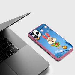 Чехол iPhone 11 Pro матовый Новогодний зайчик с кофе, цвет: 3D-малиновый — фото 2