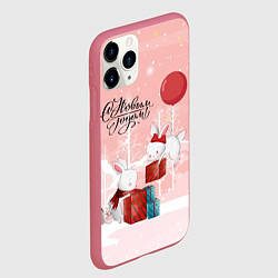 Чехол iPhone 11 Pro матовый Зайчики упаковывают подарки к новому году, цвет: 3D-малиновый — фото 2