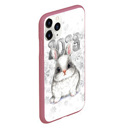 Чехол iPhone 11 Pro матовый Белый кролик и снежинки 2023, цвет: 3D-малиновый — фото 2
