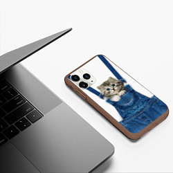 Чехол iPhone 11 Pro матовый Котенок в кармане комбинезона, цвет: 3D-коричневый — фото 2