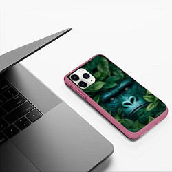 Чехол iPhone 11 Pro матовый Горилла в кустах джунгли, цвет: 3D-малиновый — фото 2