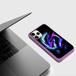 Чехол iPhone 11 Pro матовый Морда дракона - неоновое свечение, цвет: 3D-фиолетовый — фото 2