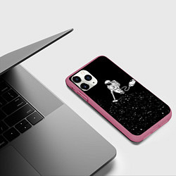 Чехол iPhone 11 Pro матовый Космонавт пылесосит звезды, цвет: 3D-малиновый — фото 2
