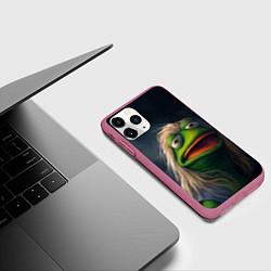 Чехол iPhone 11 Pro матовый Пепе в парике, цвет: 3D-малиновый — фото 2