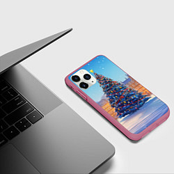 Чехол iPhone 11 Pro матовый Новогодняя площадь с елкой, цвет: 3D-малиновый — фото 2