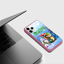 Чехол iPhone 11 Pro матовый Маленький дракончик новый год, цвет: 3D-малиновый — фото 2