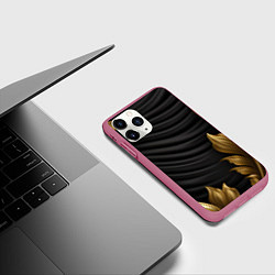 Чехол iPhone 11 Pro матовый Узоры золотые на черном фоне, цвет: 3D-малиновый — фото 2
