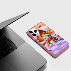 Чехол iPhone 11 Pro матовый Милый маленький дракон у рождественского домика, цвет: 3D-малиновый — фото 2