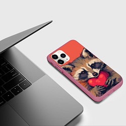 Чехол iPhone 11 Pro матовый Влюбленный енот сжимает лапками сердце, цвет: 3D-малиновый — фото 2