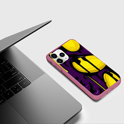 Чехол iPhone 11 Pro матовый Желтые яркие пятна краски на фиолетовом, цвет: 3D-малиновый — фото 2