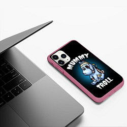 Чехол iPhone 11 Pro матовый Mummy troll, цвет: 3D-малиновый — фото 2