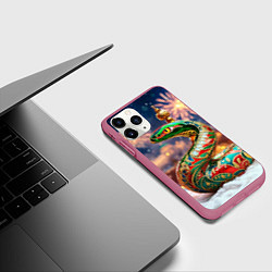 Чехол iPhone 11 Pro матовый Змея на фоне новогоднего кремля, цвет: 3D-малиновый — фото 2