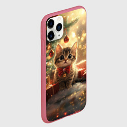 Чехол iPhone 11 Pro матовый Новогодний милый котенок с подарками, цвет: 3D-малиновый — фото 2