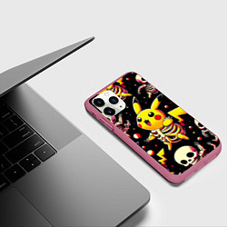 Чехол iPhone 11 Pro матовый Скелет Пикачу - паттерн, цвет: 3D-малиновый — фото 2