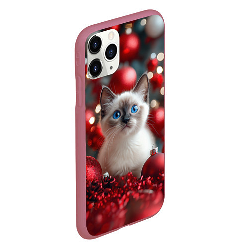 Чехол iPhone 11 Pro матовый Новогодняя пушистая сиамская кошка / 3D-Малиновый – фото 2