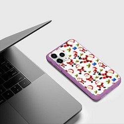 Чехол iPhone 11 Pro матовый Дед мороз веселится паттерн, цвет: 3D-фиолетовый — фото 2