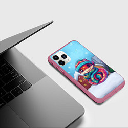 Чехол iPhone 11 Pro матовый Разноцветная новогодняя змейка, цвет: 3D-малиновый — фото 2