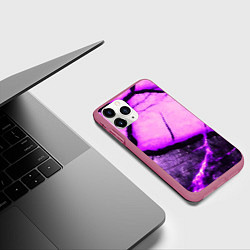Чехол iPhone 11 Pro матовый Трещины на абстрактном фиолетовом фоне, цвет: 3D-малиновый — фото 2