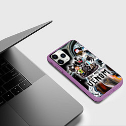 Чехол iPhone 11 Pro матовый Морти и Рик под властью ядовитой слизи - коллаба, цвет: 3D-фиолетовый — фото 2