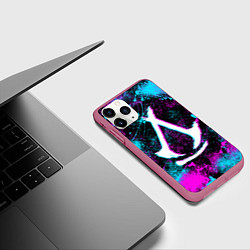 Чехол iPhone 11 Pro матовый Assassins creed shadows - neon color, цвет: 3D-малиновый — фото 2