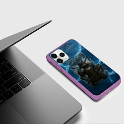 Чехол iPhone 11 Pro матовый ВМФ Волк на фоне льда, цвет: 3D-фиолетовый — фото 2