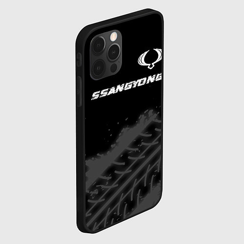 Чехол iPhone 12 Pro Max SsangYong speed на темном фоне со следами шин: сим / 3D-Черный – фото 2