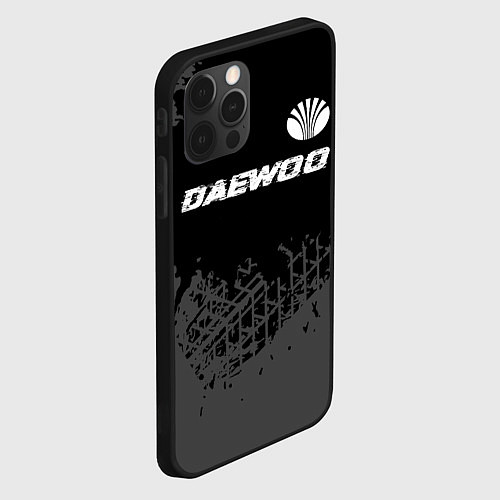 Чехол iPhone 12 Pro Daewoo speed на темном фоне со следами шин: символ / 3D-Черный – фото 2